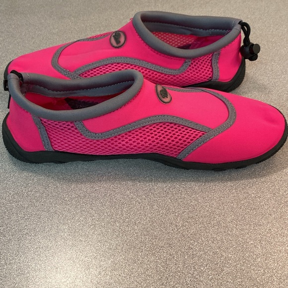 Kauai - hot pink water shoes. Size 8 - Picture 8 of 10